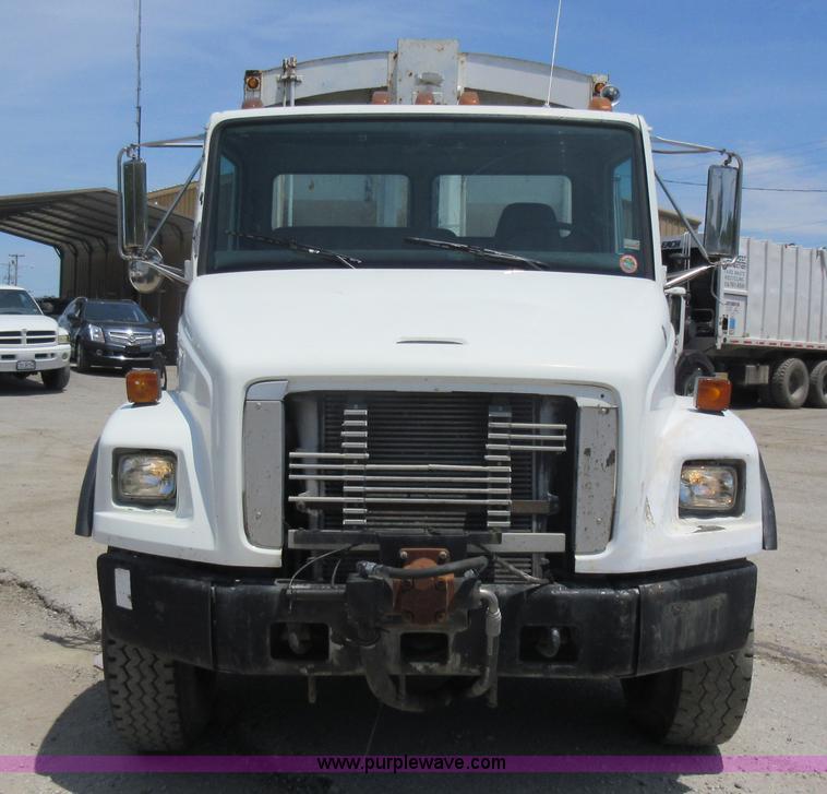 image for item L2824 1997 Freightliner FL80 refuse truck