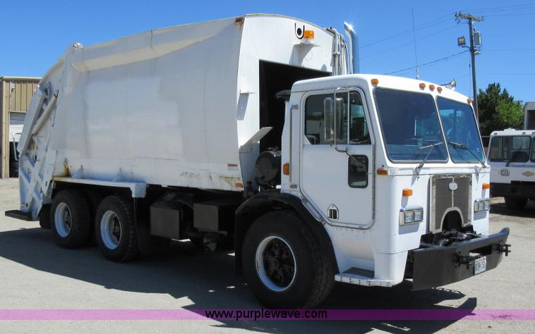 image for item L2826 1996 Peterbilt 320 refuse truck