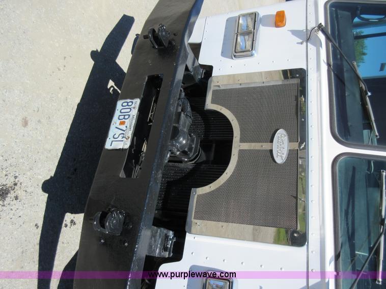 image for item L2826 1996 Peterbilt 320 refuse truck