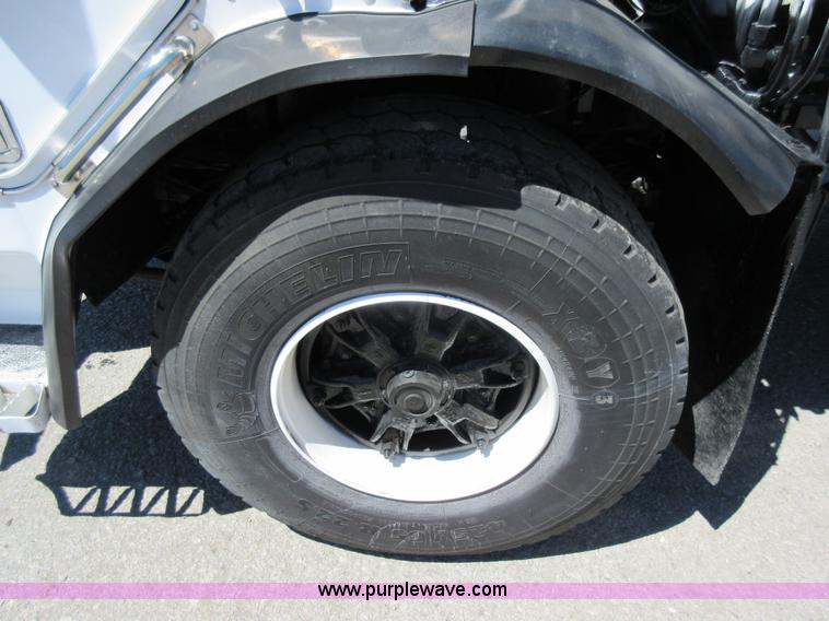 image for item L2826 1996 Peterbilt 320 refuse truck