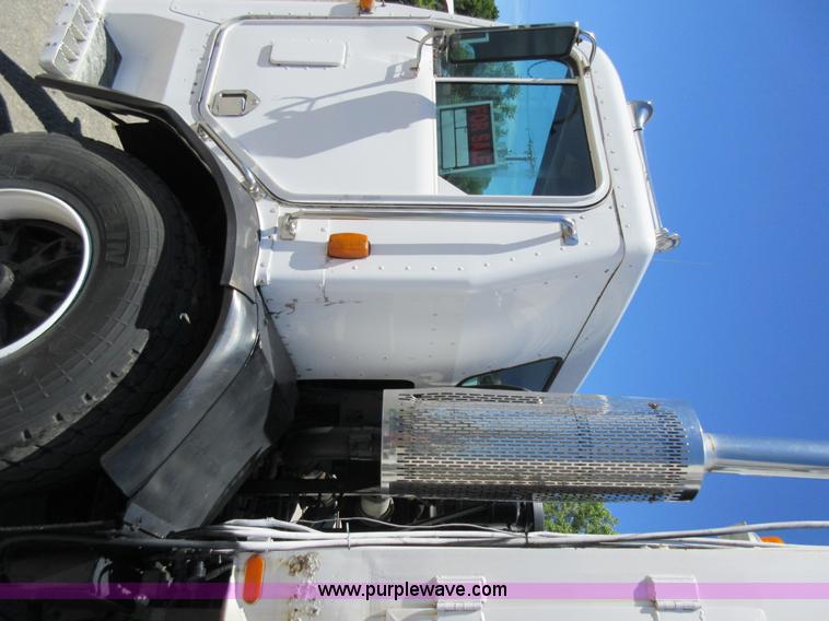 image for item L2826 1996 Peterbilt 320 refuse truck