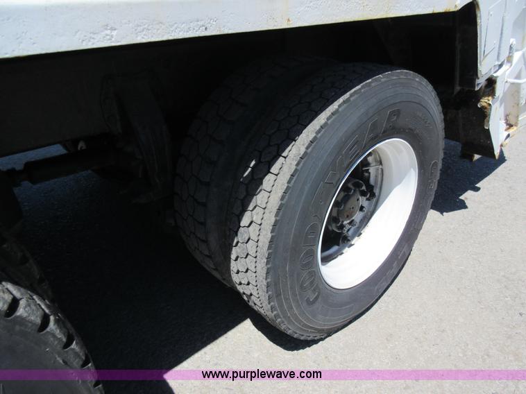 image for item L2826 1996 Peterbilt 320 refuse truck