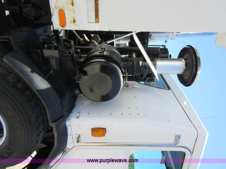 image for item L2826 1996 Peterbilt 320 refuse truck