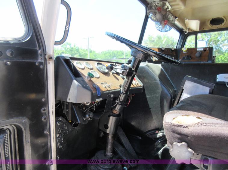 image for item L2826 1996 Peterbilt 320 refuse truck