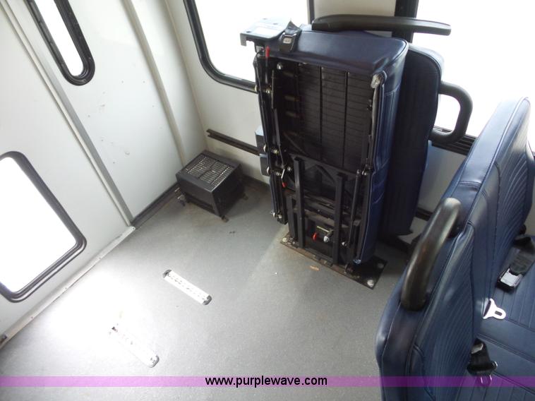 image for item L2850 2008 Ford E350 Super Duty bus