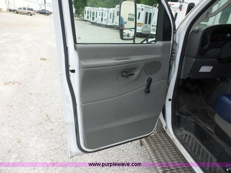 image for item L2850 2008 Ford E350 Super Duty bus