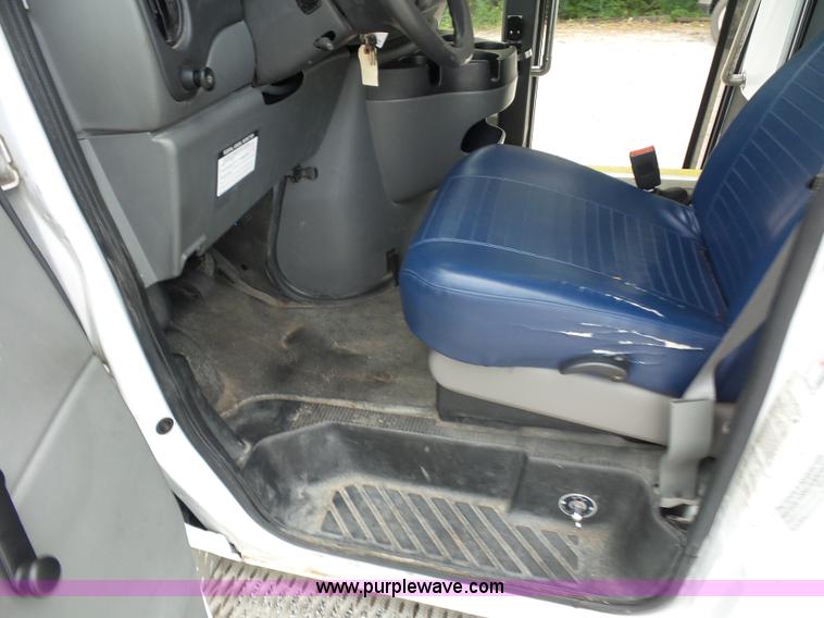 image for item L2850 2008 Ford E350 Super Duty bus