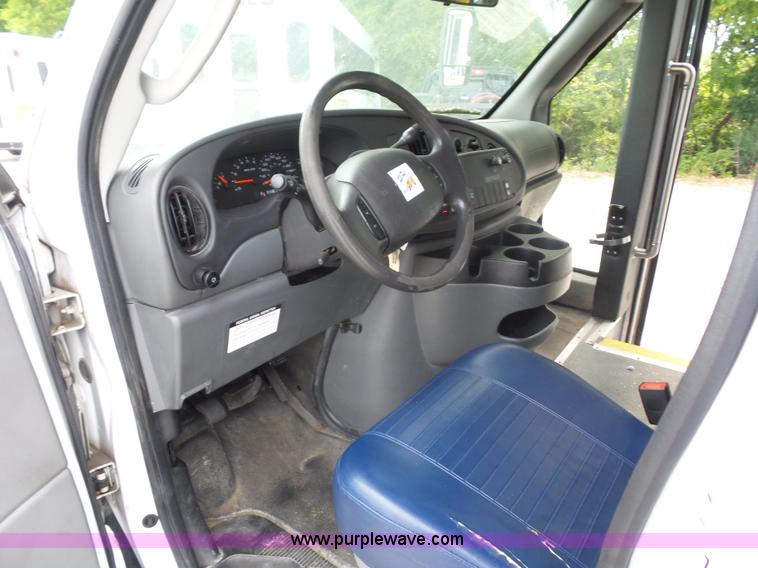 image for item L2850 2008 Ford E350 Super Duty bus