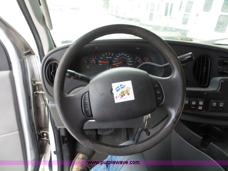 image for item L2850 2008 Ford E350 Super Duty bus