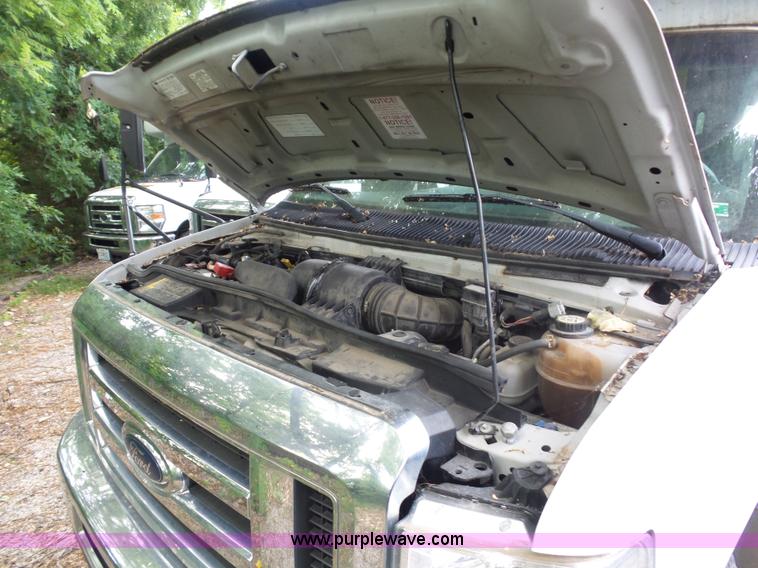 image for item L2850 2008 Ford E350 Super Duty bus