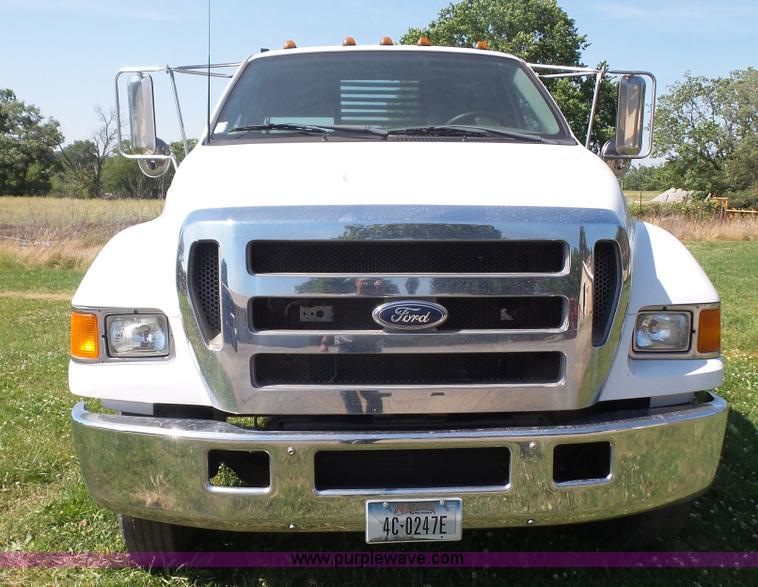 image for item L4857 2006 Ford F650 Super Duty flatbed truck