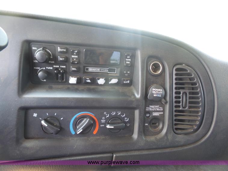 image for item L4925 2001 Dodge Ram 1500 van