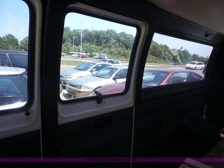 image for item L4925 2001 Dodge Ram 1500 van