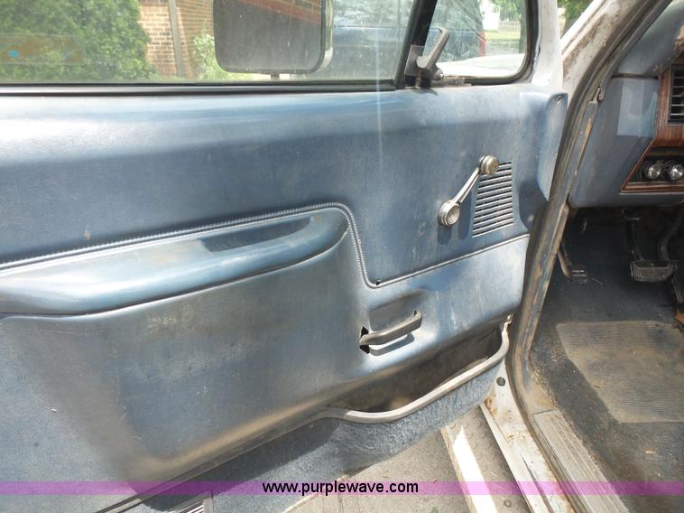 image for item L4930 1983 Ford F250 pickup truck
