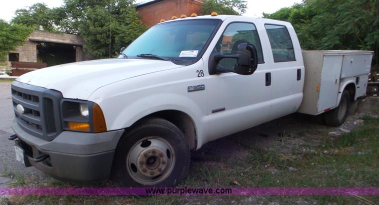 image for item L5252 2005 Ford F350 Super Duty Crew Cab utility truck