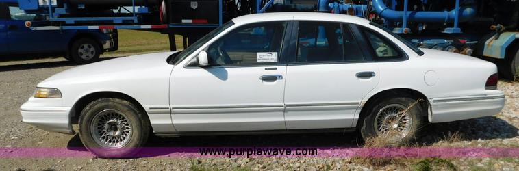 image for item L5892 1997 Ford Crown Victoria LX