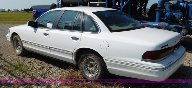 image for item L5892 1997 Ford Crown Victoria LX