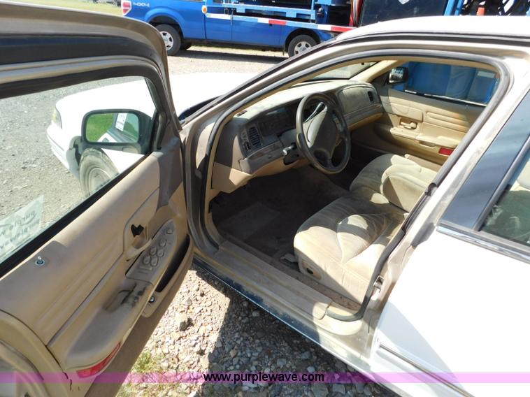 image for item L5892 1997 Ford Crown Victoria LX