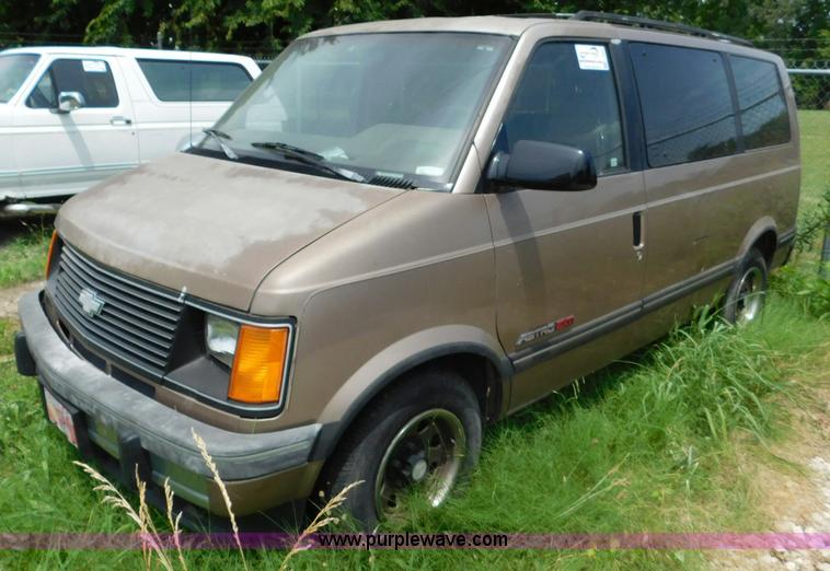 image for item L5903 1994 Chevrolet Astro Extended van