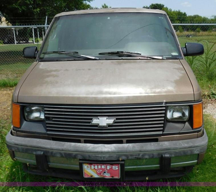 image for item L5903 1994 Chevrolet Astro Extended van