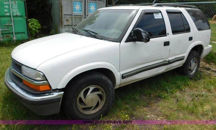 image for item L5905 2001 Chevrolet Blazer SUV