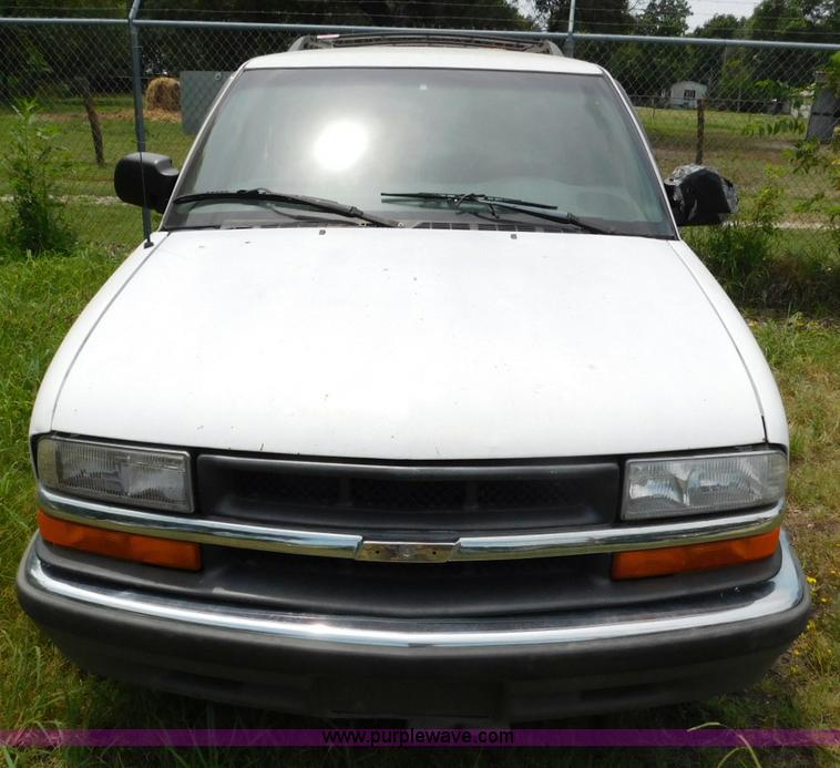 image for item L5905 2001 Chevrolet Blazer SUV