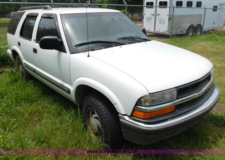 image for item L5905 2001 Chevrolet Blazer SUV