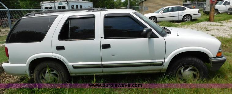 image for item L5905 2001 Chevrolet Blazer SUV