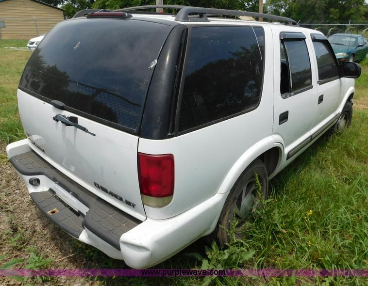 image for item L5905 2001 Chevrolet Blazer SUV