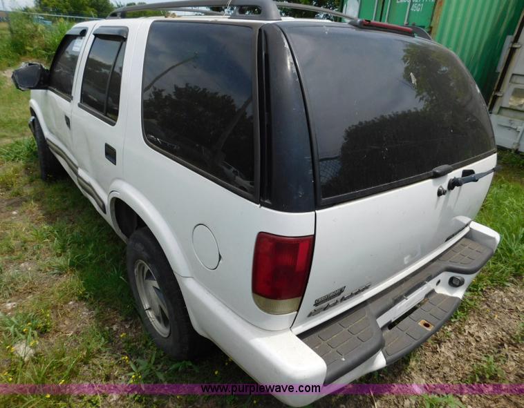 image for item L5905 2001 Chevrolet Blazer SUV