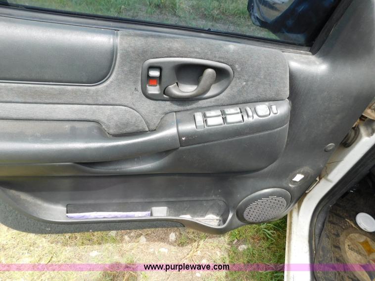 image for item L5905 2001 Chevrolet Blazer SUV