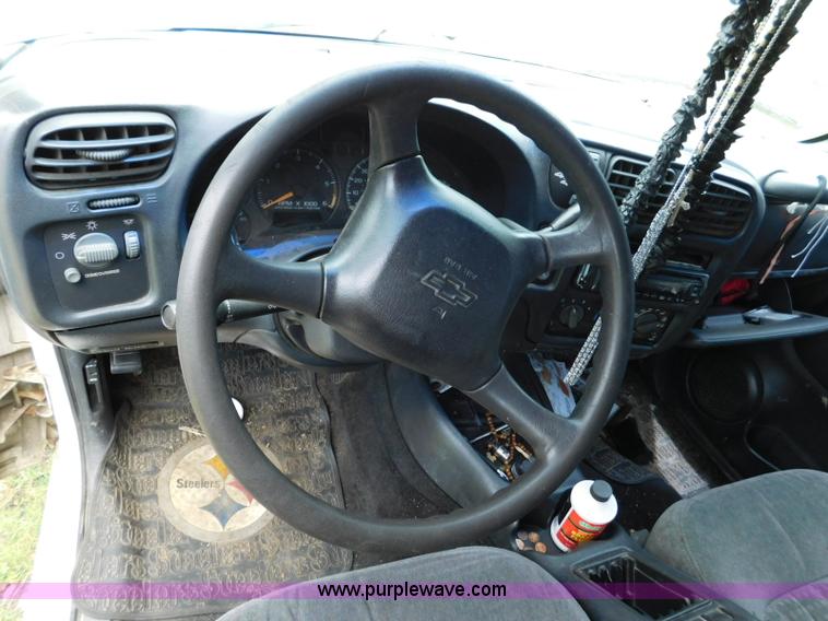 image for item L5905 2001 Chevrolet Blazer SUV