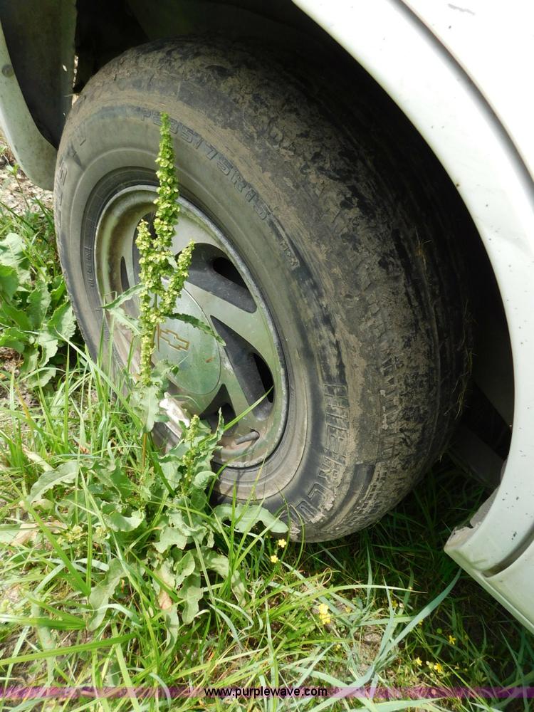 image for item L5905 2001 Chevrolet Blazer SUV