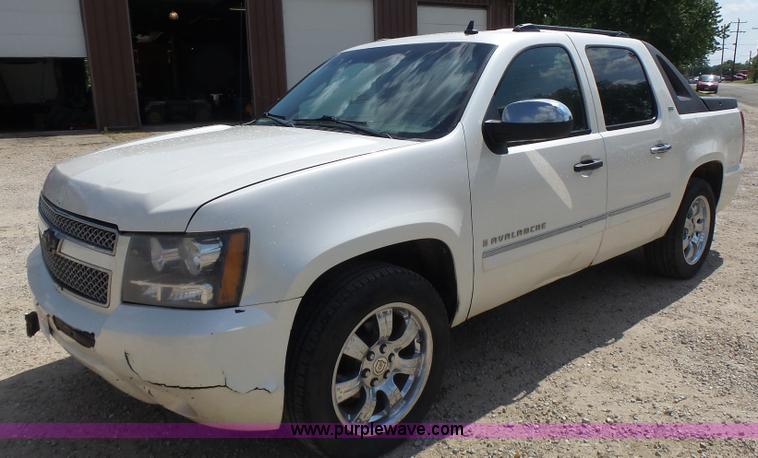 image for item L6116 2009 Chevrolet Avalanche Crew Cab pickup truck