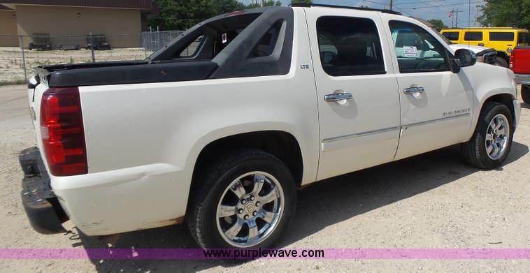 image for item L6116 2009 Chevrolet Avalanche Crew Cab pickup truck