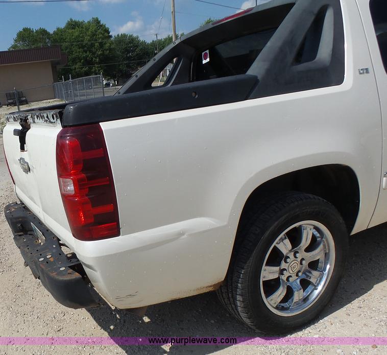 image for item L6116 2009 Chevrolet Avalanche Crew Cab pickup truck
