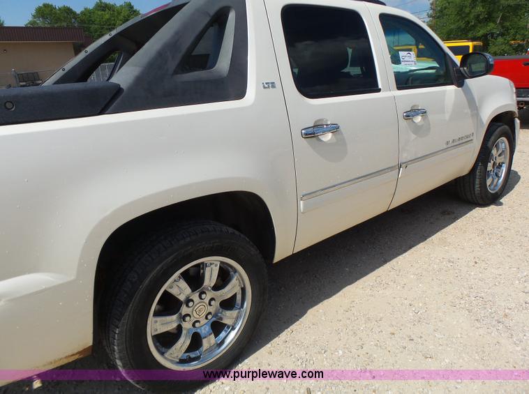 image for item L6116 2009 Chevrolet Avalanche Crew Cab pickup truck