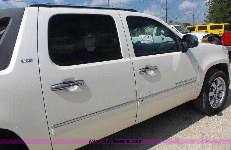 image for item L6116 2009 Chevrolet Avalanche Crew Cab pickup truck