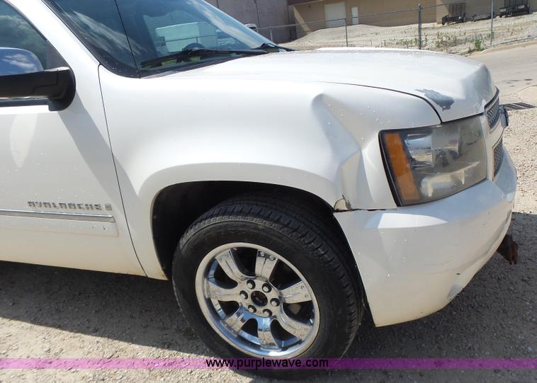 image for item L6116 2009 Chevrolet Avalanche Crew Cab pickup truck