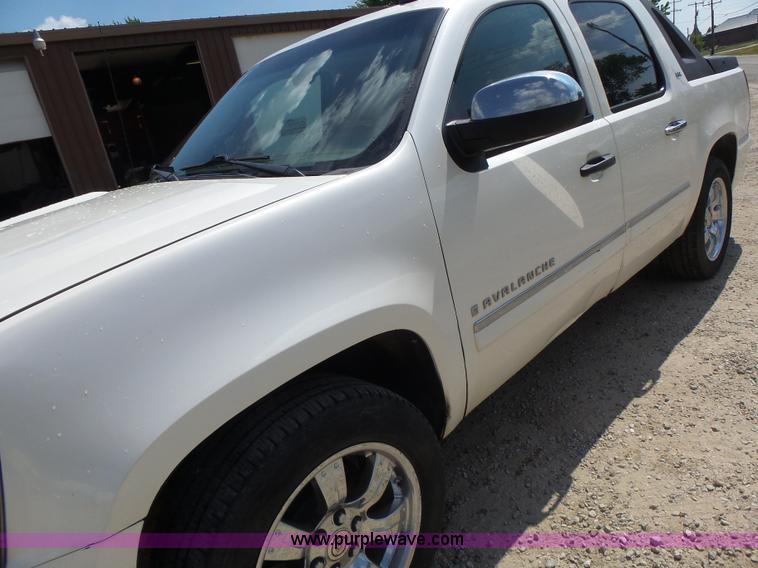 image for item L6116 2009 Chevrolet Avalanche Crew Cab pickup truck