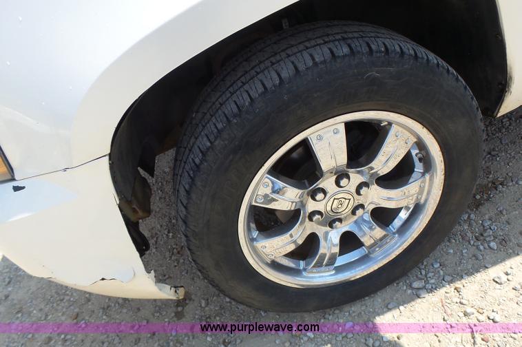 image for item L6116 2009 Chevrolet Avalanche Crew Cab pickup truck