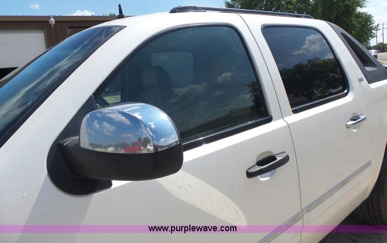 image for item L6116 2009 Chevrolet Avalanche Crew Cab pickup truck