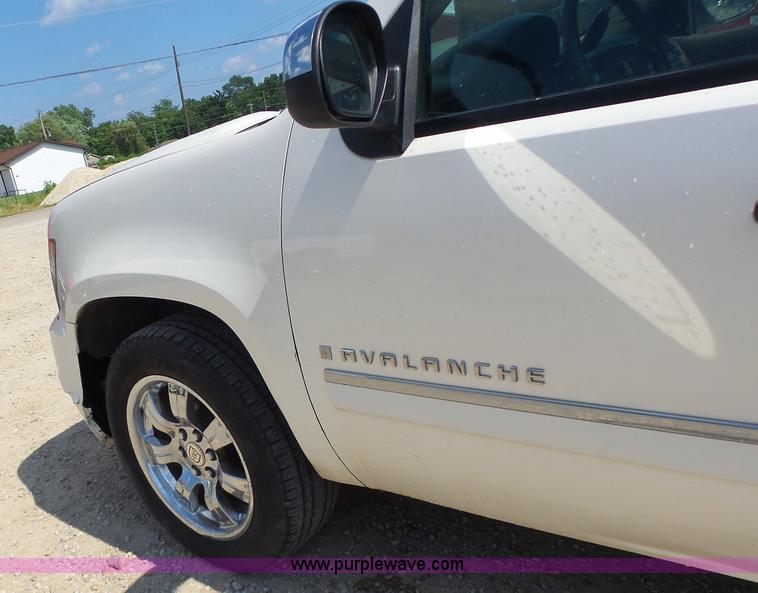 image for item L6116 2009 Chevrolet Avalanche Crew Cab pickup truck