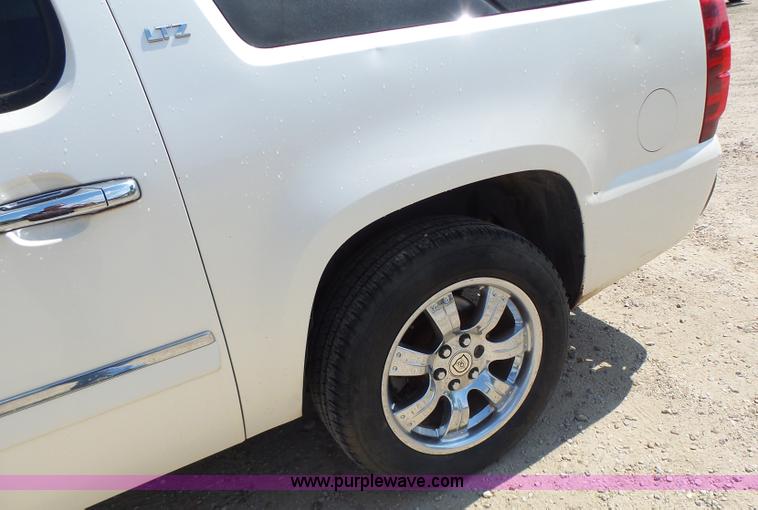 image for item L6116 2009 Chevrolet Avalanche Crew Cab pickup truck