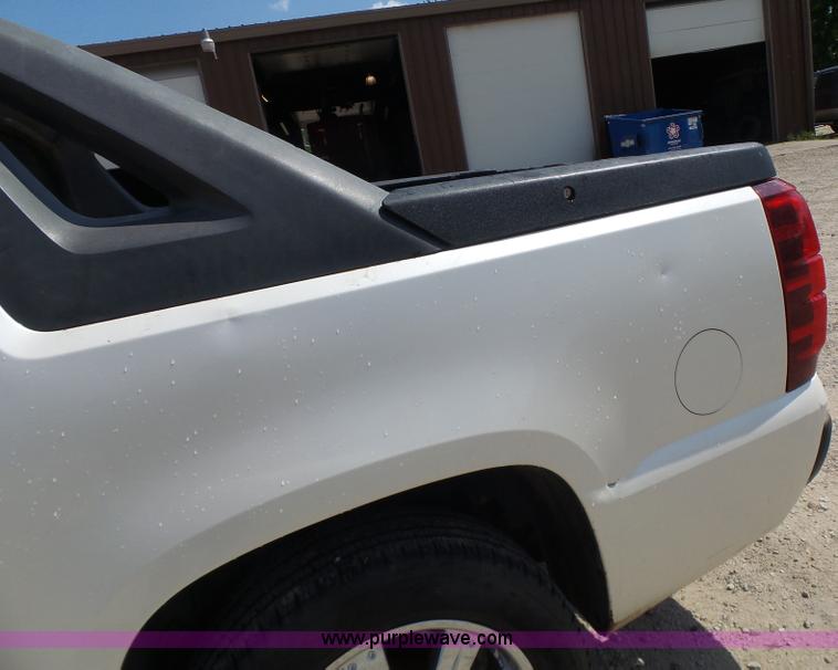 image for item L6116 2009 Chevrolet Avalanche Crew Cab pickup truck