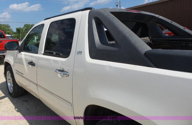 image for item L6116 2009 Chevrolet Avalanche Crew Cab pickup truck