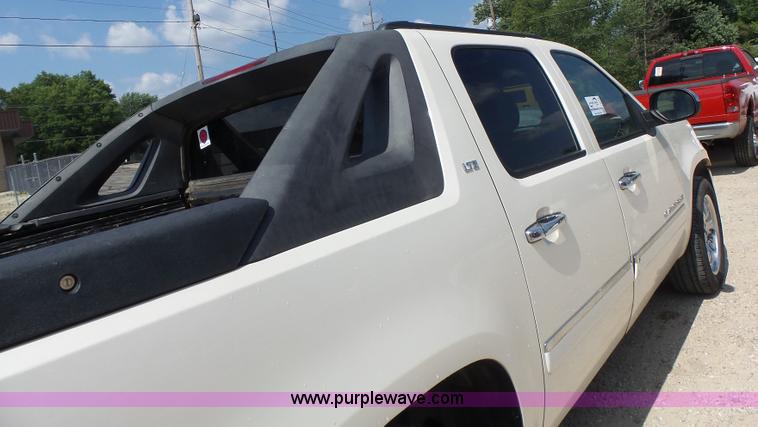 image for item L6116 2009 Chevrolet Avalanche Crew Cab pickup truck