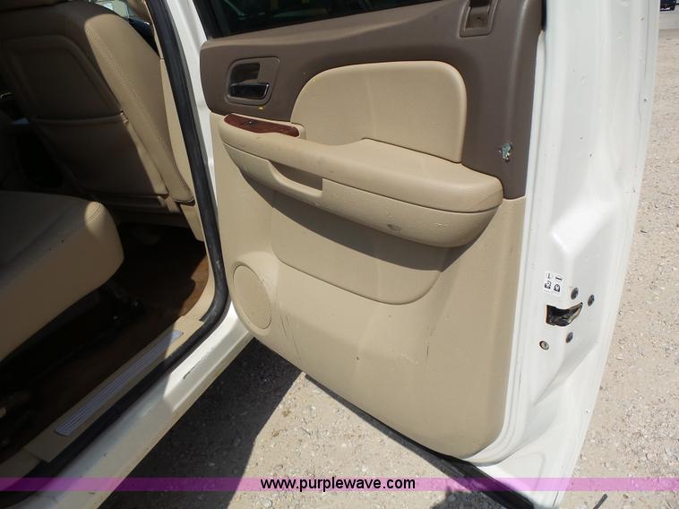 image for item L6116 2009 Chevrolet Avalanche Crew Cab pickup truck