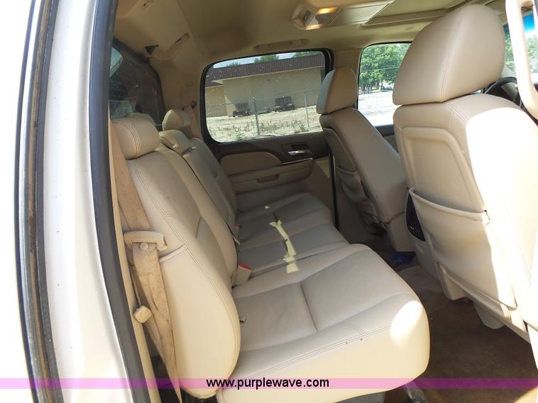 image for item L6116 2009 Chevrolet Avalanche Crew Cab pickup truck