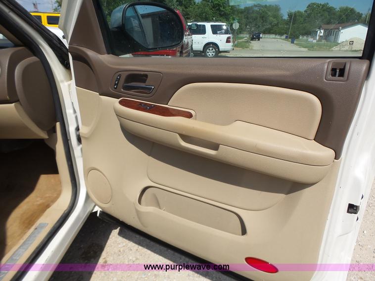 image for item L6116 2009 Chevrolet Avalanche Crew Cab pickup truck